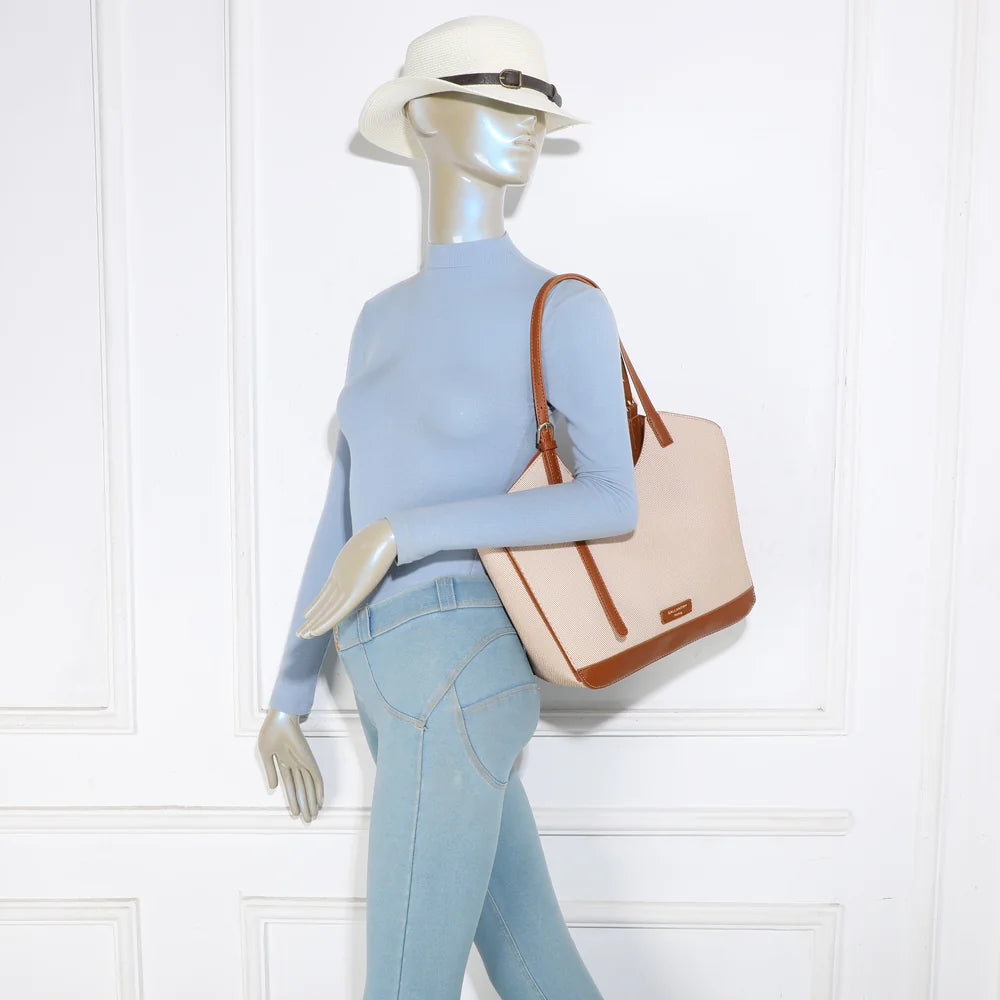Sac Modern Muse taupe/marron porté épaule par une femme grâce à ses anses longues réglables – réf. A-9148