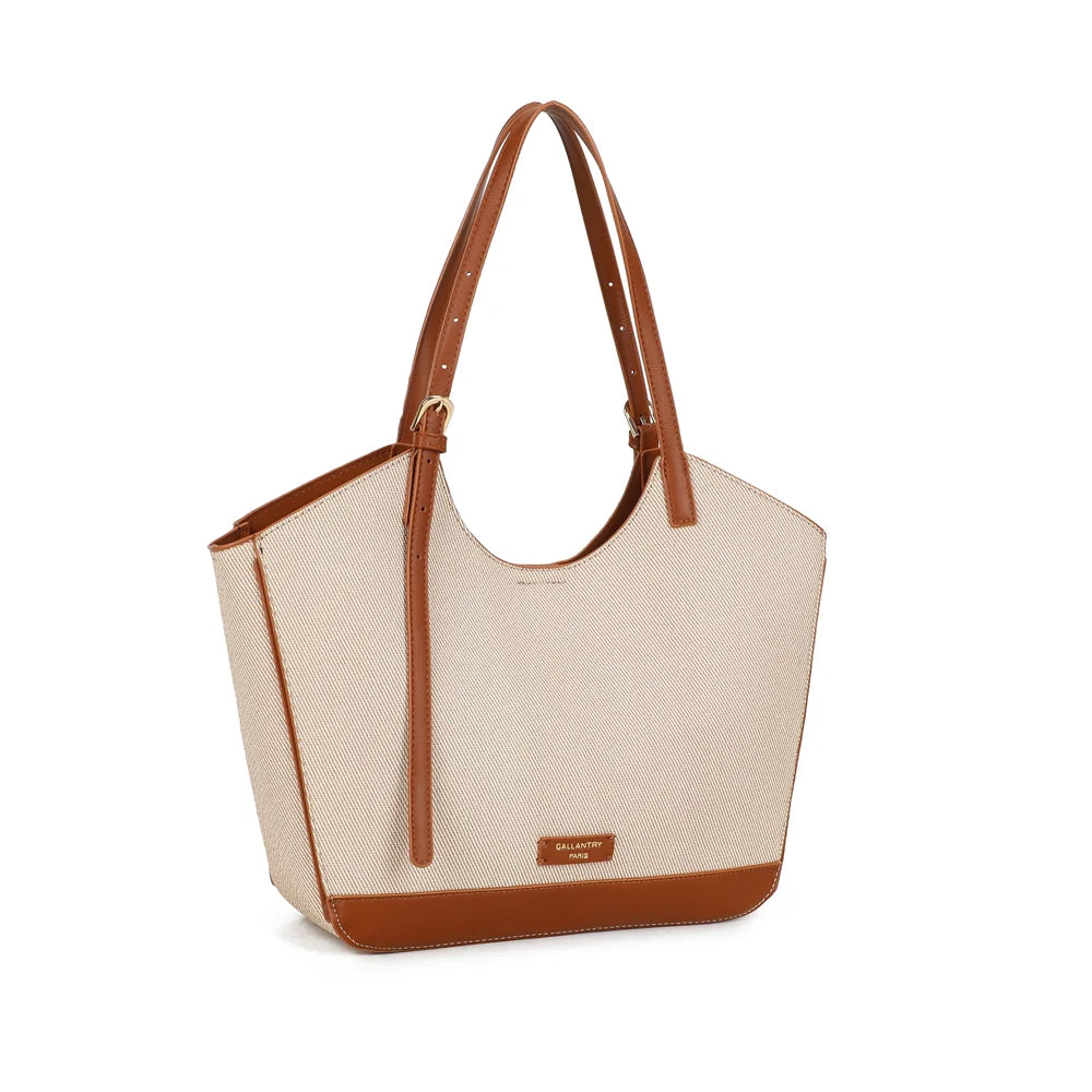Modern Muse taupe/marron vu de trois-quarts : silhouette évasée et anses longues réglables par boucle – réf. A-9148