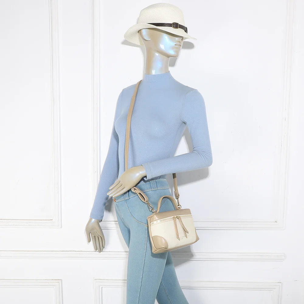 Sac Moka beige/taupe porté par une femme, à la main ou en bandoulière grâce à sa sangle amovible – réf. KJ-62091