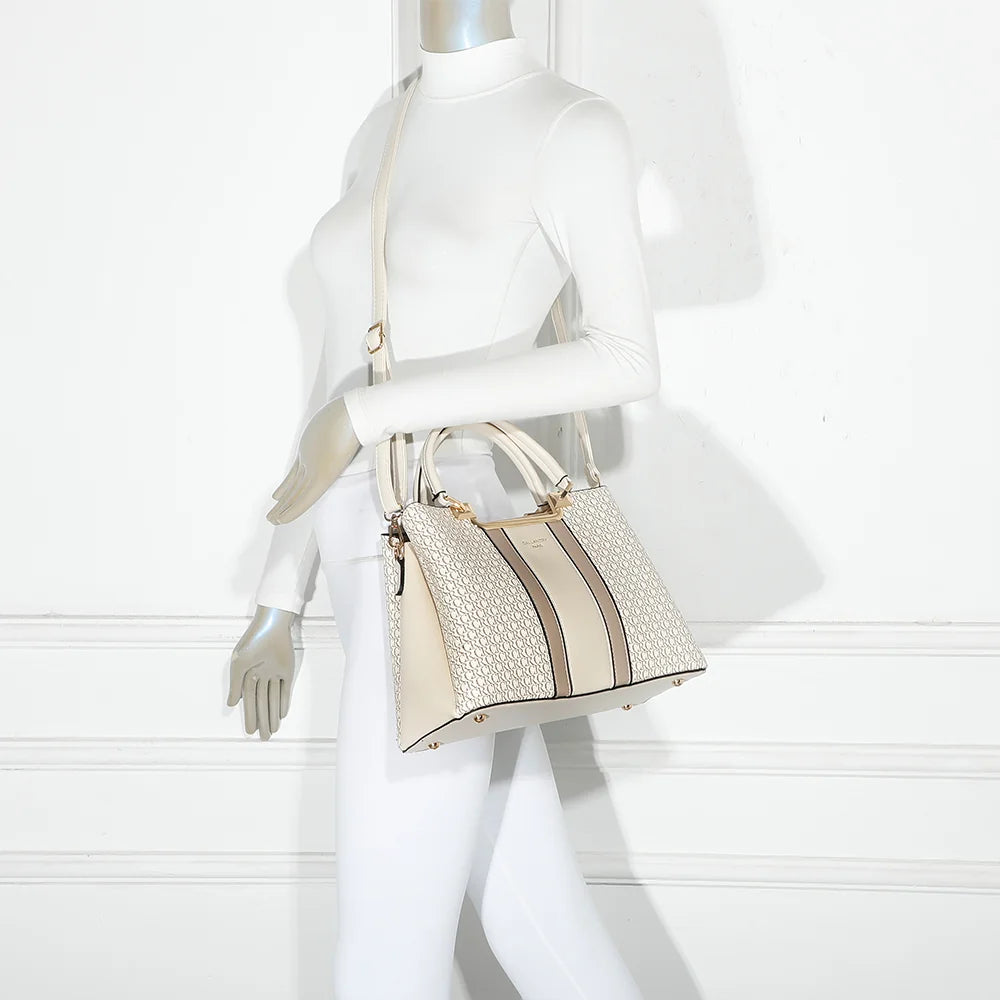 Sac Monogram Chic beige/taupe porté par une femme, à la main ou à l’épaule avec sa bandoulière – réf. DQ-8605-2