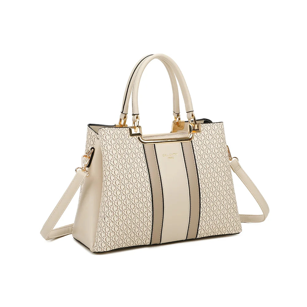 Monogram Chic beige/taupe de trois quarts : lignes structurées, soufflets lisses et bandoulière amovible – réf. DQ-8605-2