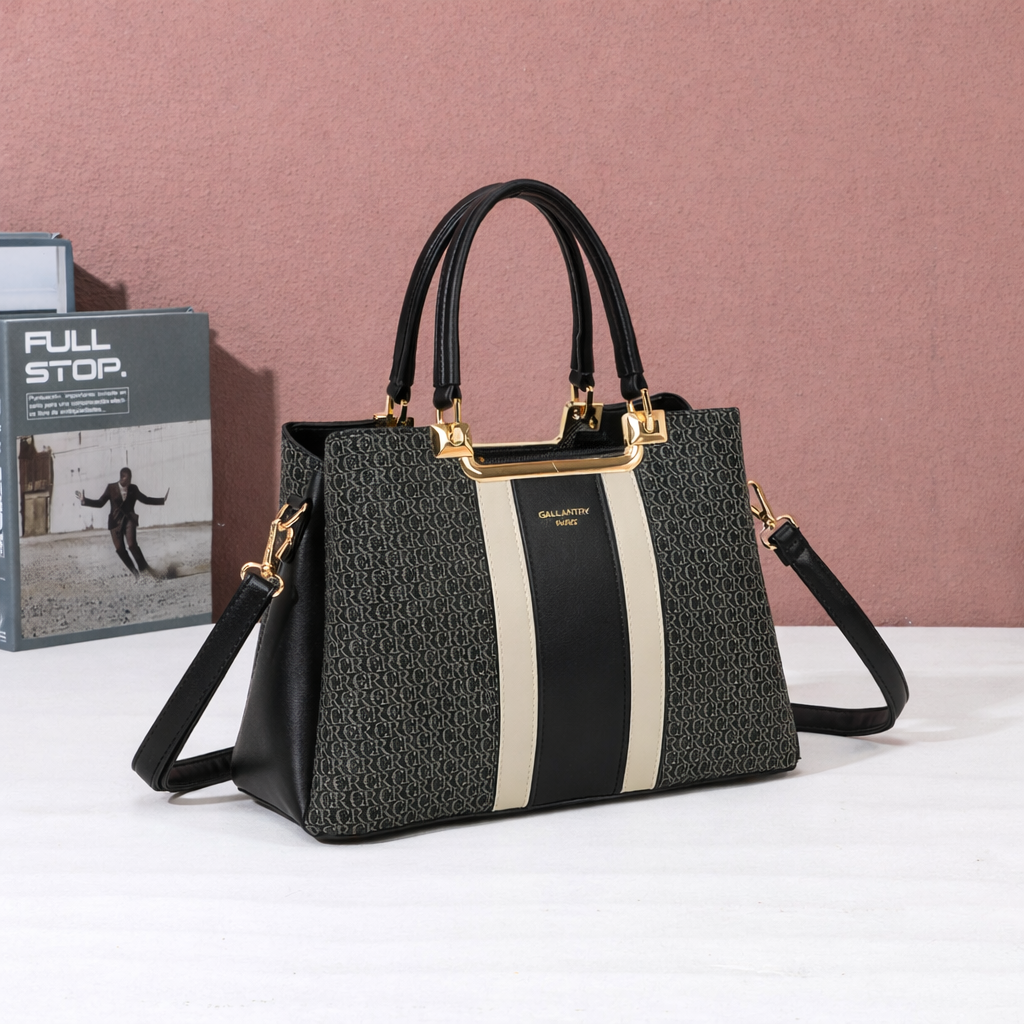 Sac à main Monogram Chic noir et beige mis en scène dans un décor – visuel d’ambiance créé avec l’IA – Gallantry Paris