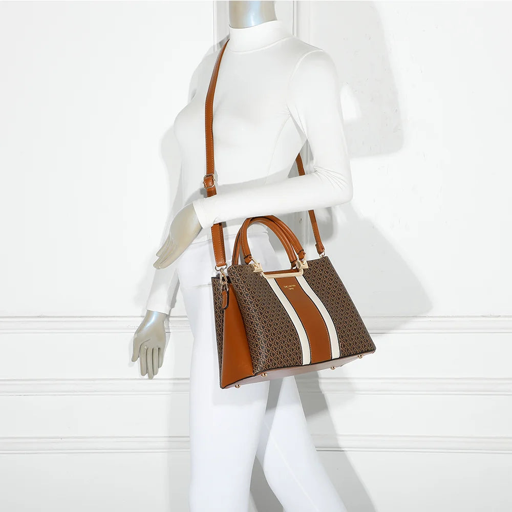 Sac Monogram Chic marron/beige porté par une femme, à la main ou à l’épaule avec sa bandoulière – réf. DQ-8605-2
