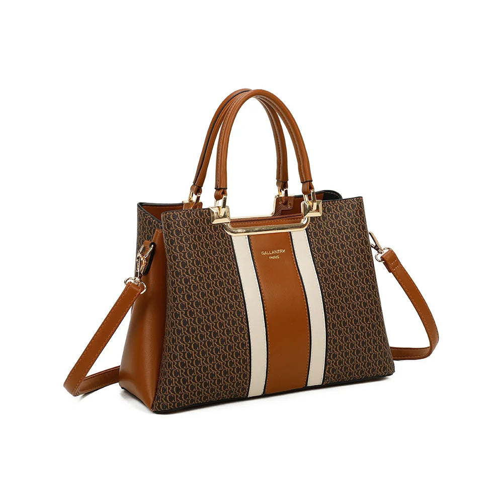 Monogram Chic marron/beige de trois quarts : lignes structurées, soufflets lisses et bandoulière amovible – réf. DQ-8605-2