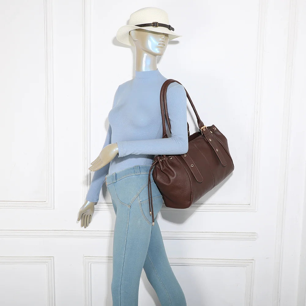 Sac cabas Montclair Élégance café porté à l’épaule par une femme grâce à ses deux anses longues – réf. R-62080-1B