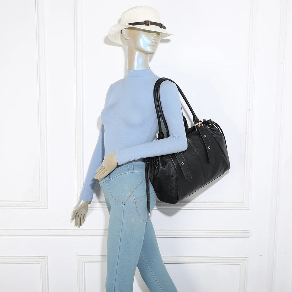 Sac cabas Montclair Élégance noir porté à l’épaule par une femme grâce à ses deux anses longues – réf. R-62080-1B
