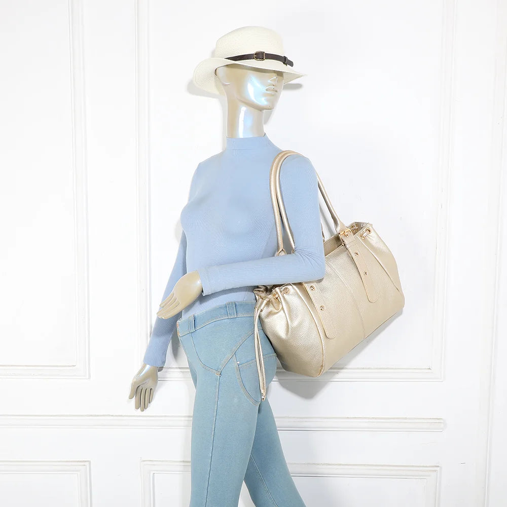 Sac cabas Montclair Élégance or porté à l’épaule par une femme grâce à ses deux anses longues – réf. R-62080-1B