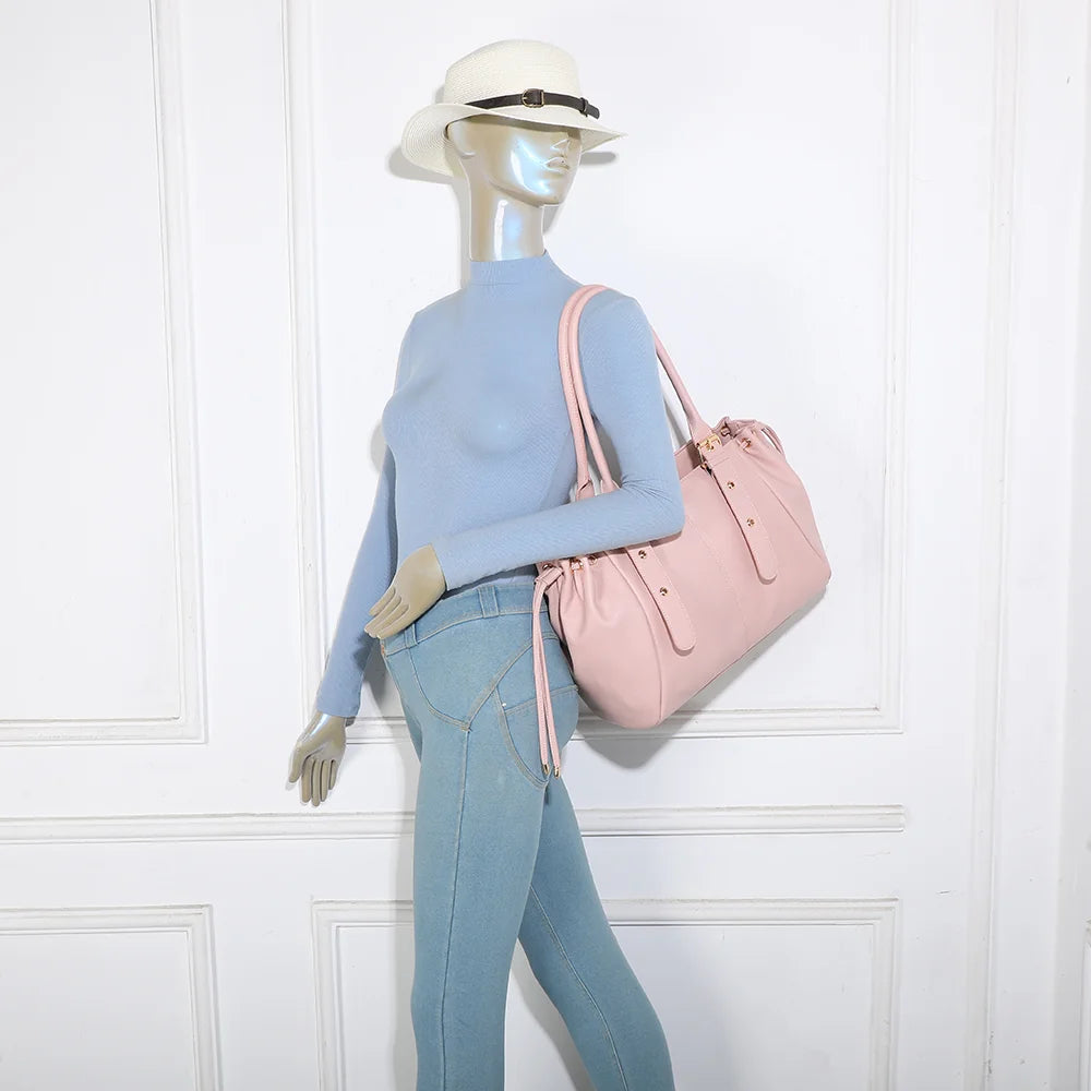 Sac cabas Montclair Élégance rose porté à l’épaule par une femme grâce à ses deux anses longues – réf. R-62080-1B