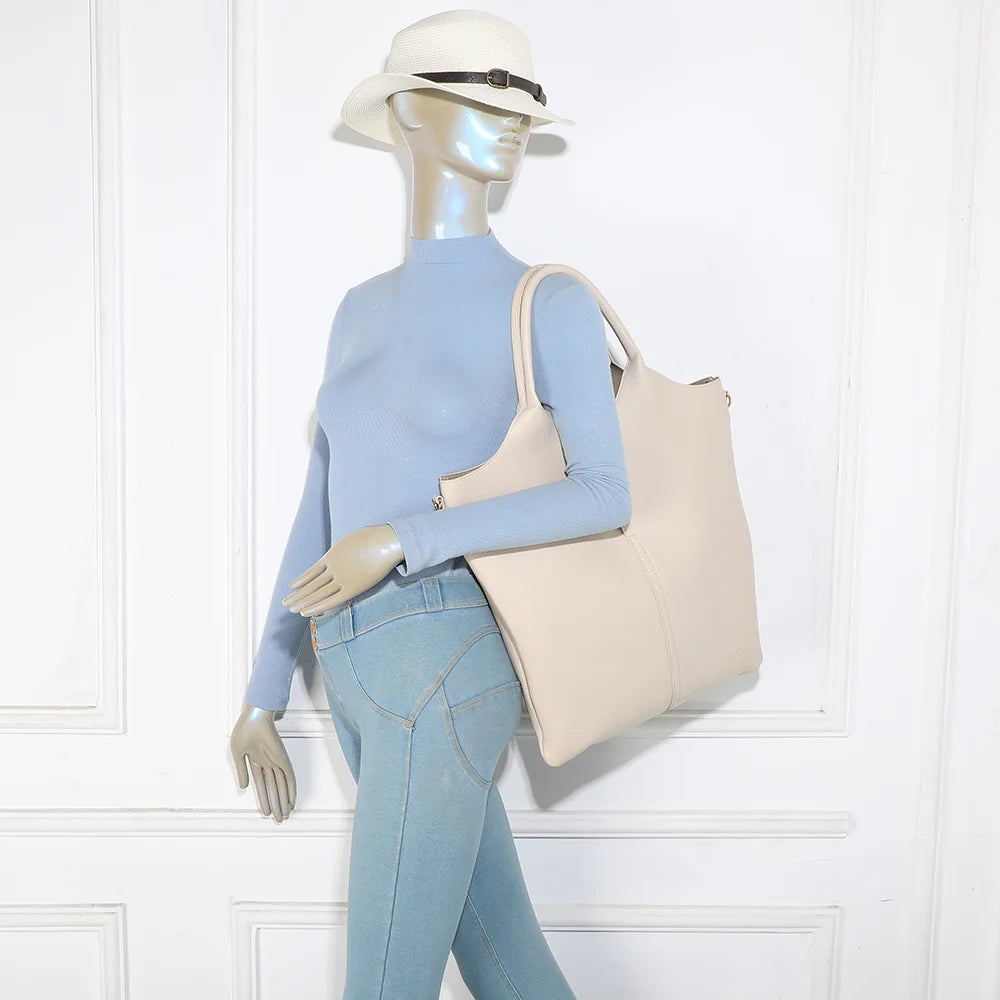 Sac Naéline beige porté par une femme, à la main ou avec la bandoulière amovible – réf. R-2017-1