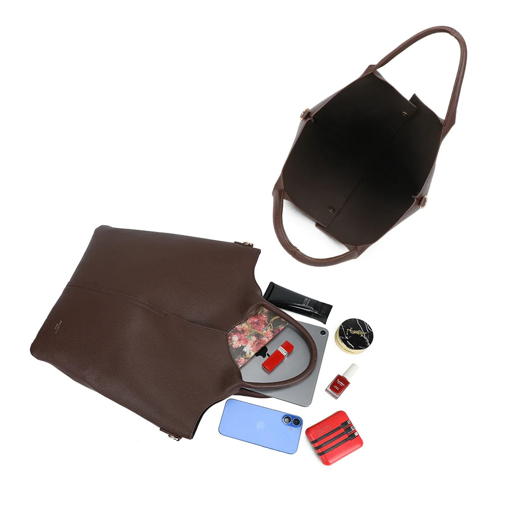 Intérieur du Naéline café : espace généreux et pochette assortie pour vos essentiels – réf. R-2017-1
