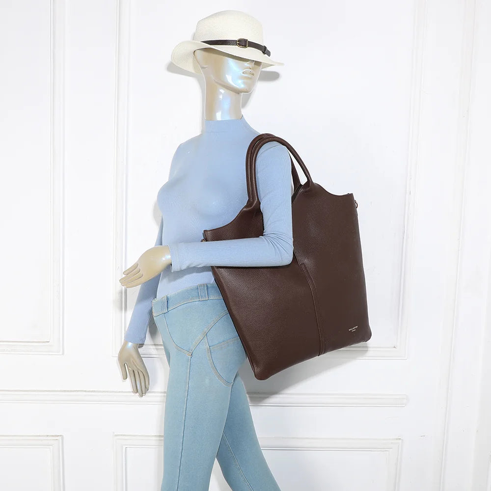 Sac Naéline café porté par une femme, à la main ou avec la bandoulière amovible – réf. R-2017-1