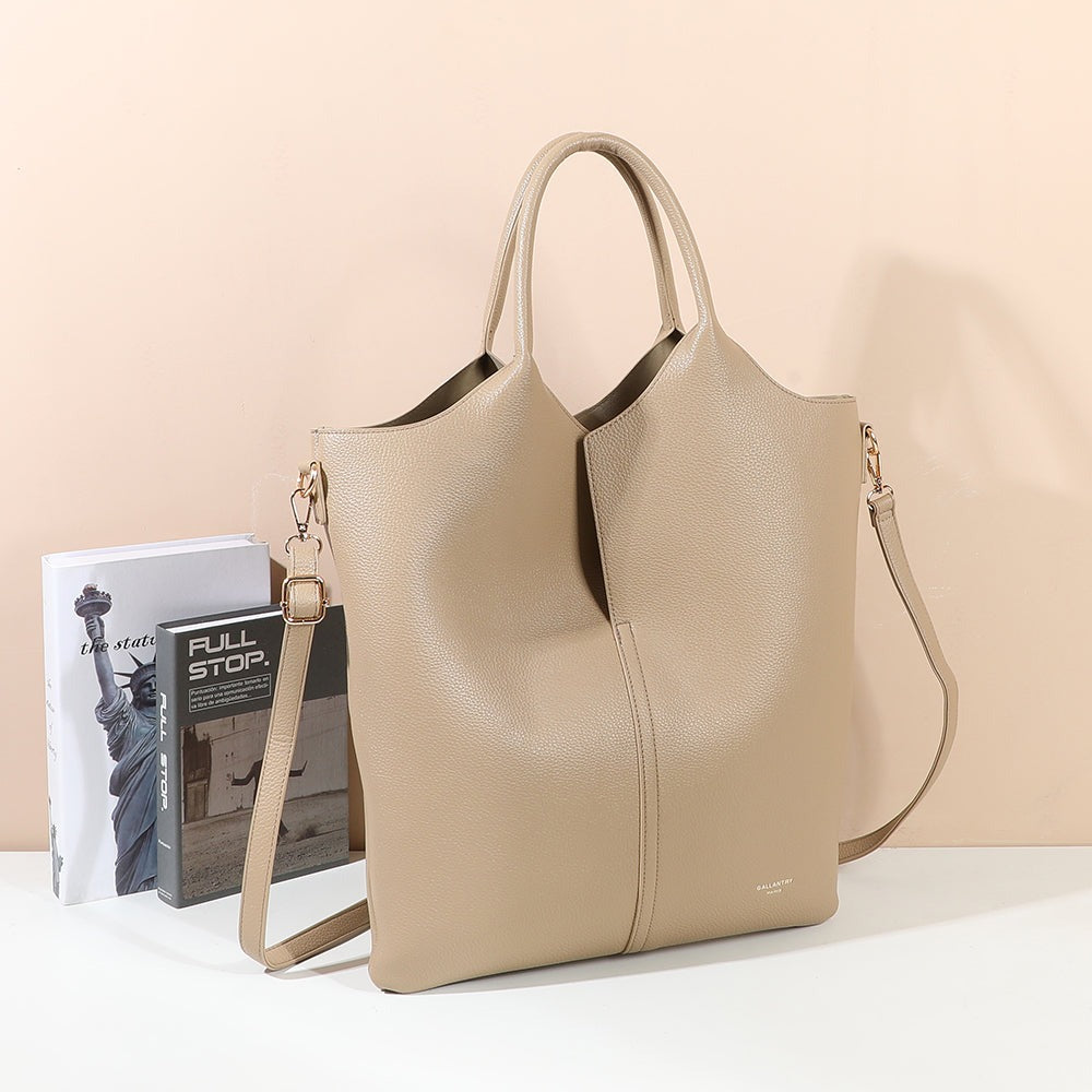 Sac à main Naéline taupe en simili cuir grainé mis en scène dans un décor – visuel d’ambiance créé avec l’IA – Gallantry Paris