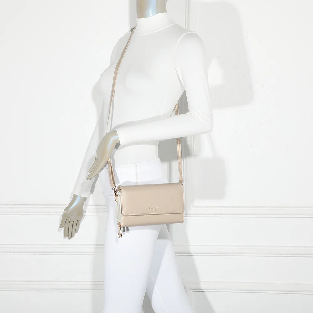Pochette Naélys beige portée en bandoulière par une femme, bandoulière ajustable – réf. SF-69025