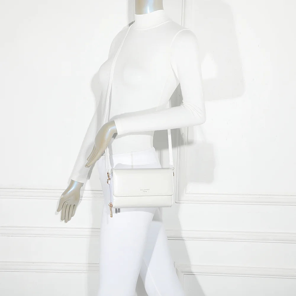 Pochette Naélys blanc portée en bandoulière par une femme, bandoulière ajustable – réf. SF-69025