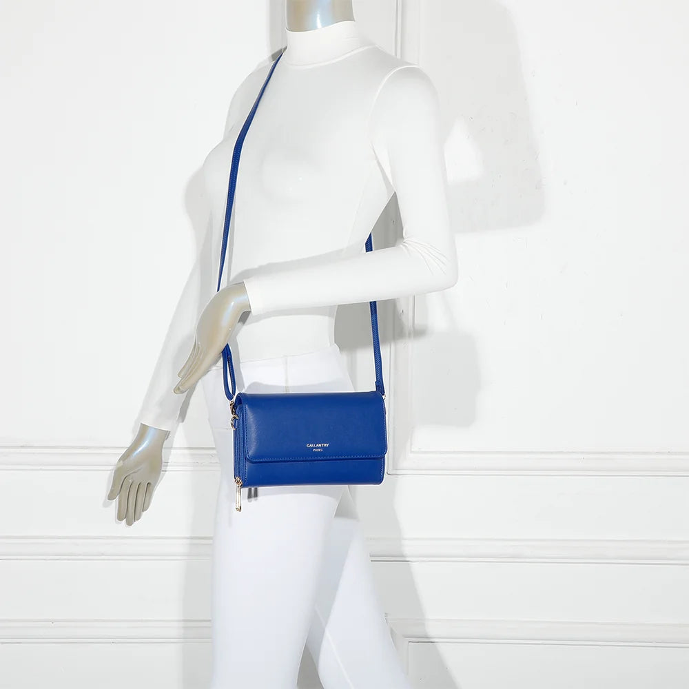 Pochette Naélys bleu portée en bandoulière par une femme, bandoulière ajustable – réf. SF-69025