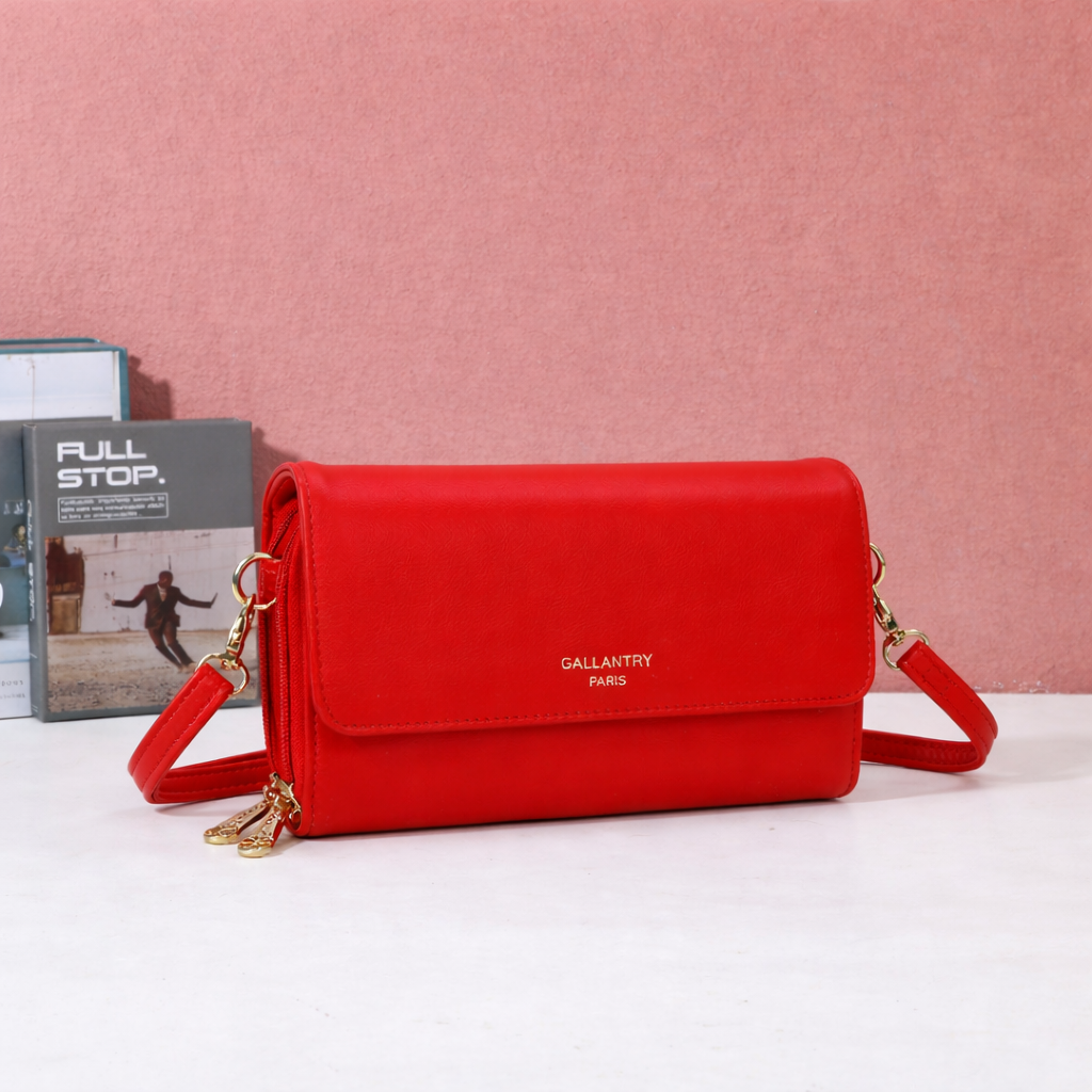 Pochette bandoulière Naélys rouge mise en scène dans un décor – visuel d’ambiance créé avec l’IA – Gallantry Paris
