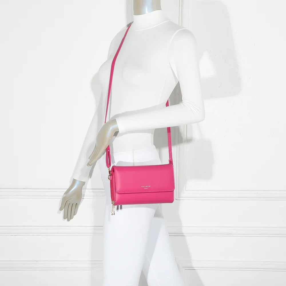 Pochette Naélys fuschia portée en bandoulière par une femme, bandoulière ajustable – réf. SF-69025