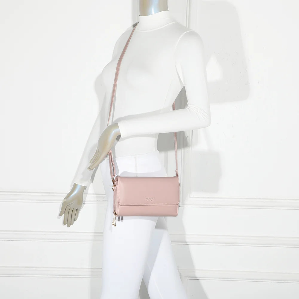 Pochette Naélys rose portée en bandoulière par une femme, bandoulière ajustable – réf. SF-69025