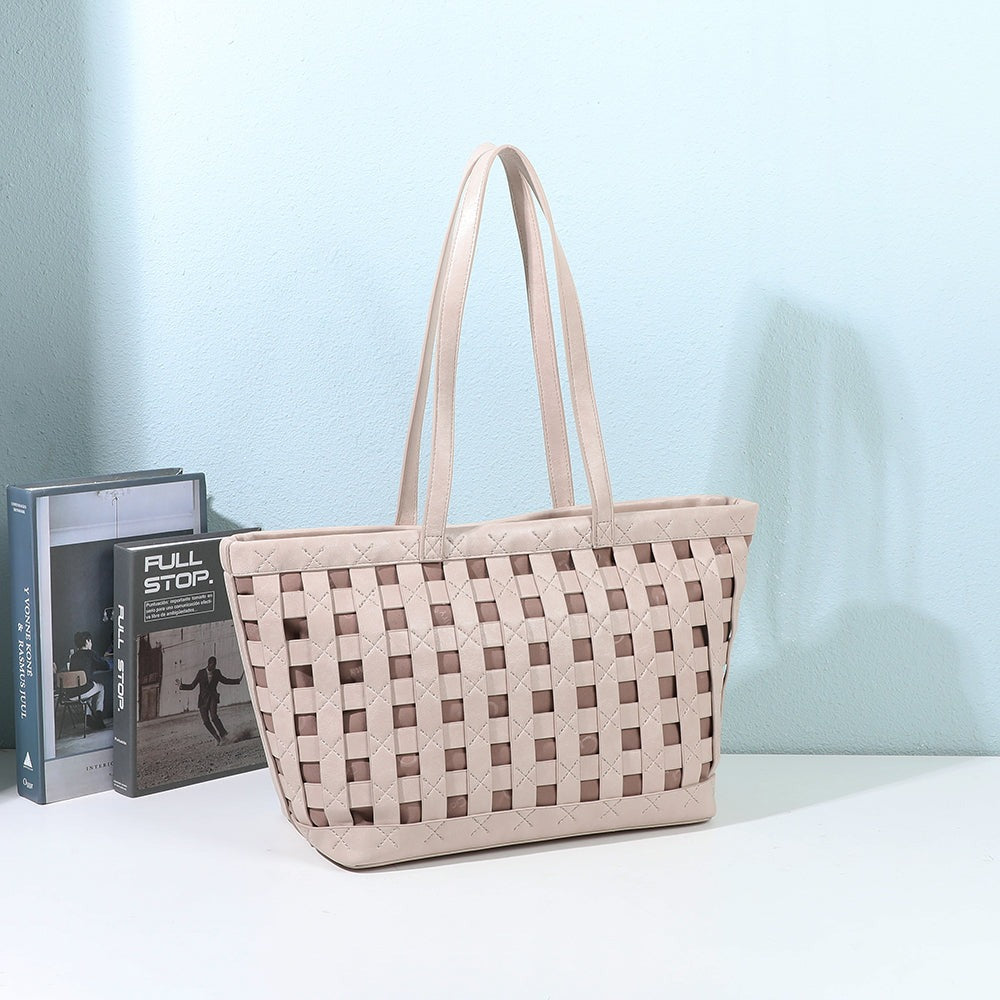 Sac cabas Naeva beige au tressage ajouré dans un décor – visuel d’ambiance créé avec l’IA – Gallantry Paris
