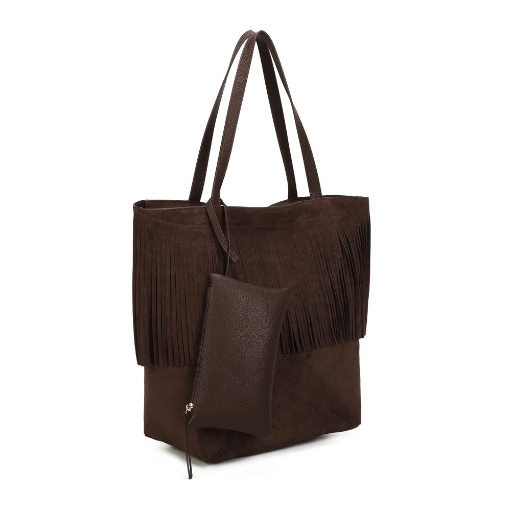 Nalya café de trois quarts : franges fluides, découpe en V et pochette zippée attachée par un lien – réf. M-9452