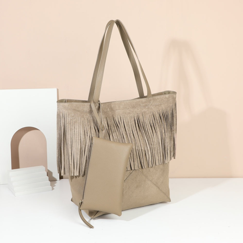 Cabas Nalya taupe à franges et sa pochette zippée mis en scène dans un décor d’ambiance – visuel d’ambiance créé avec l’IA – Gallantry Paris