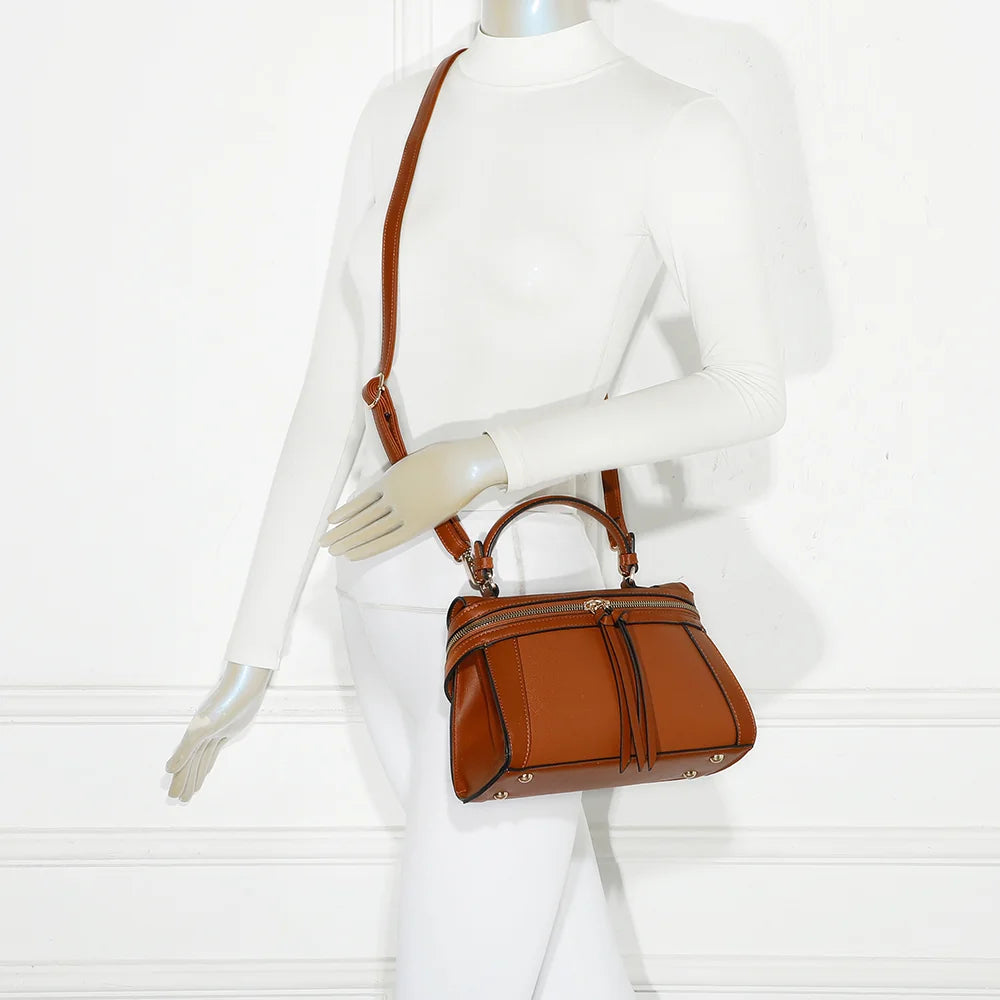 Sac à main femme Naya marron porté, à la main ou en bandoulière grâce à sa sangle amovible – réf. KJ-62055