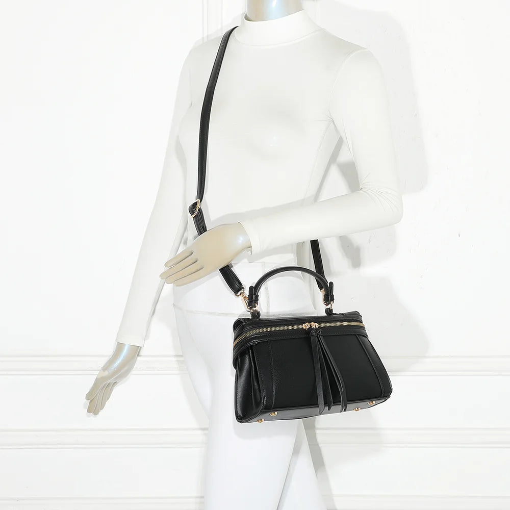 Sac à main femme Naya noir porté, à la main ou en bandoulière grâce à sa sangle amovible – réf. KJ-62055