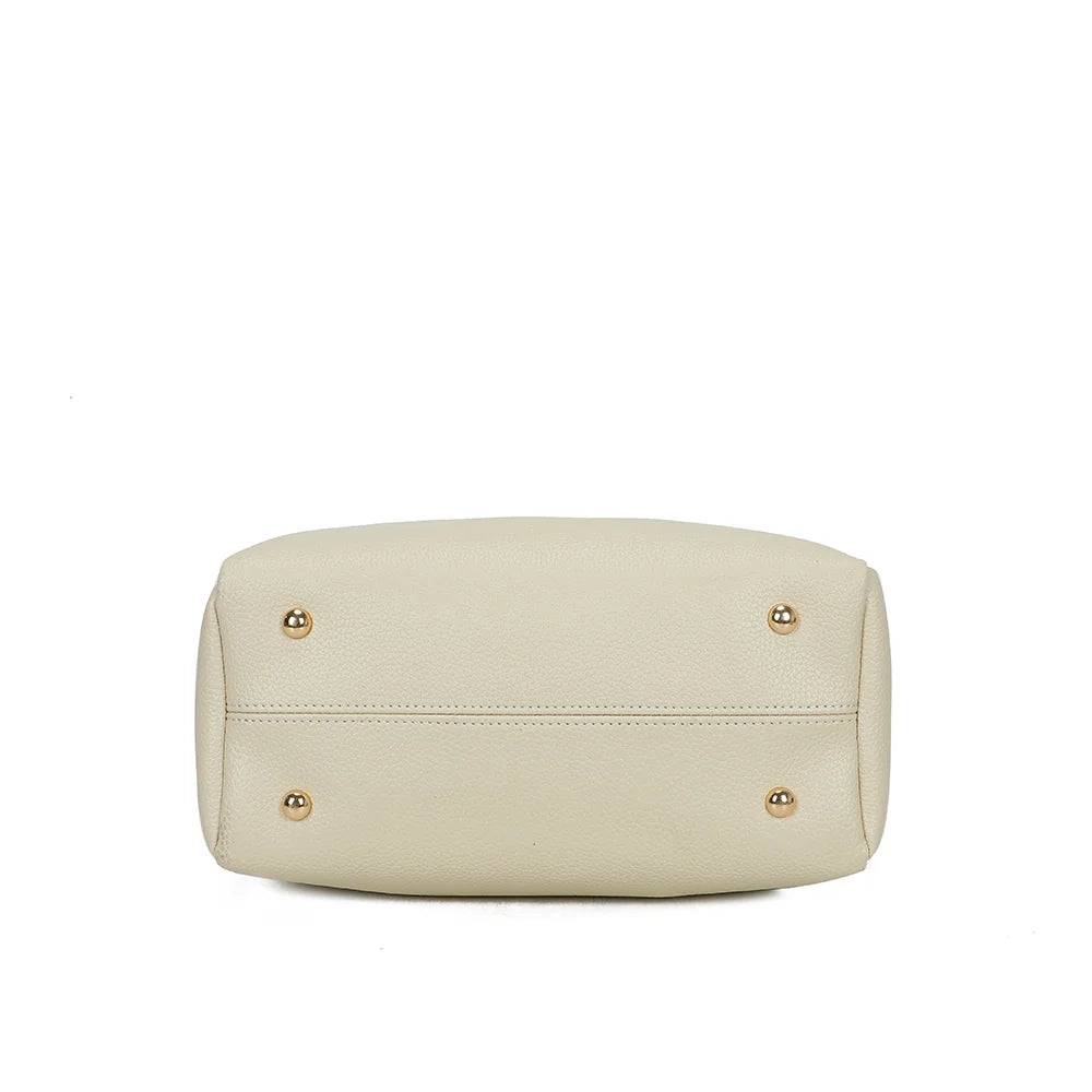 Dessous du sac Nina beige : fond protégé par des pieds en métal doré contre les surfaces – réf. DQ-8704
