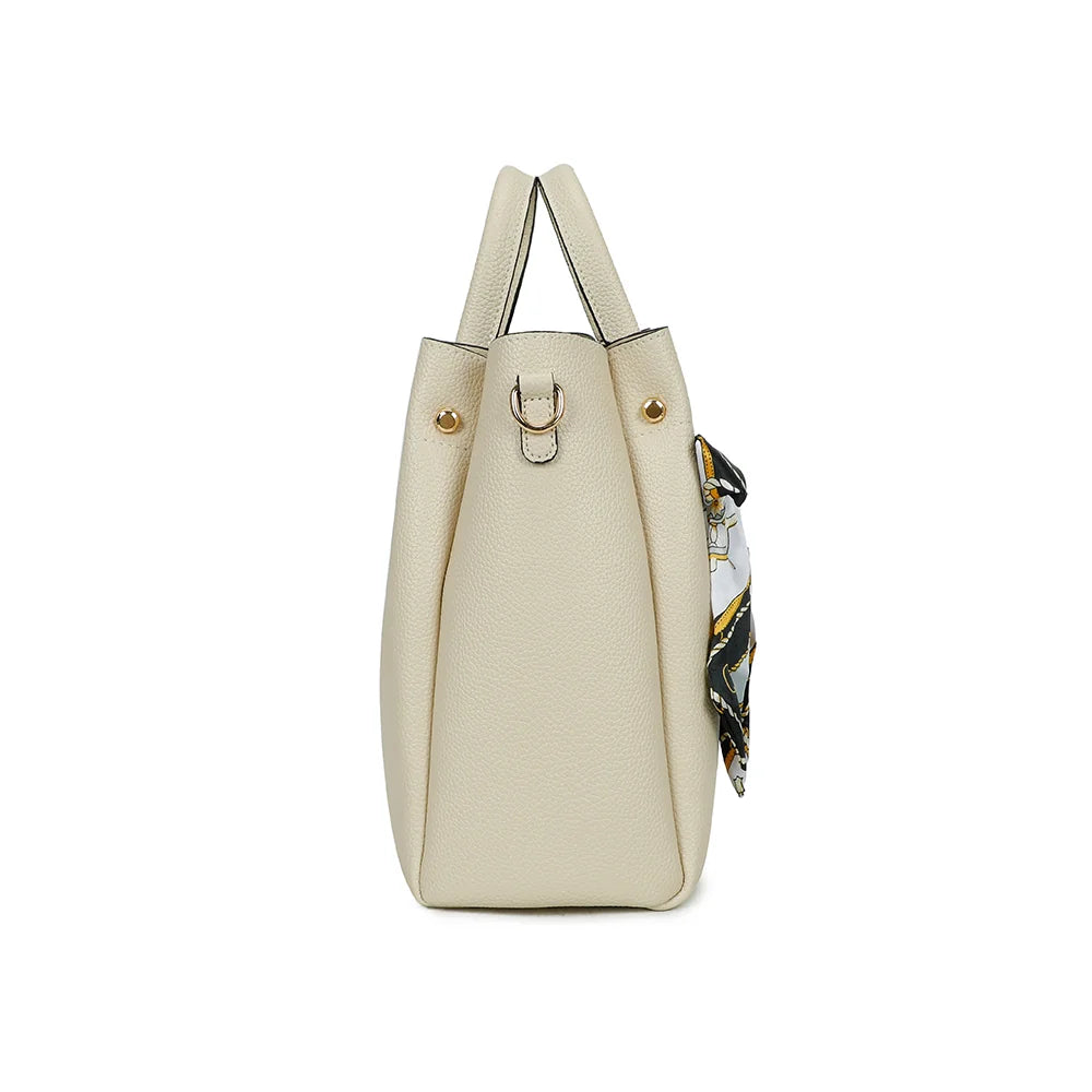 Profil du Nina beige : 12 cm de profondeur et anneau doré pour fixer la bandoulière amovible – réf. DQ-8704