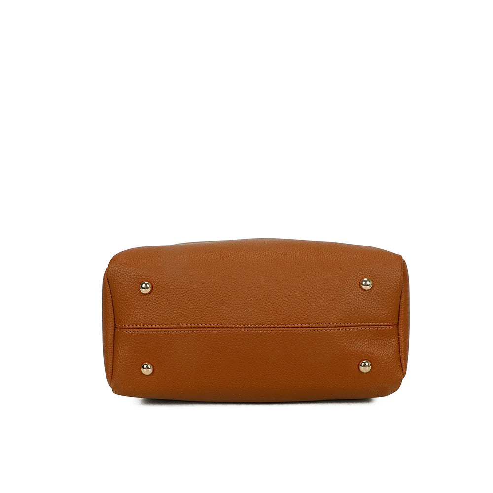 Dessous du sac Nina camel : fond protégé par des pieds en métal doré contre les surfaces – réf. DQ-8704