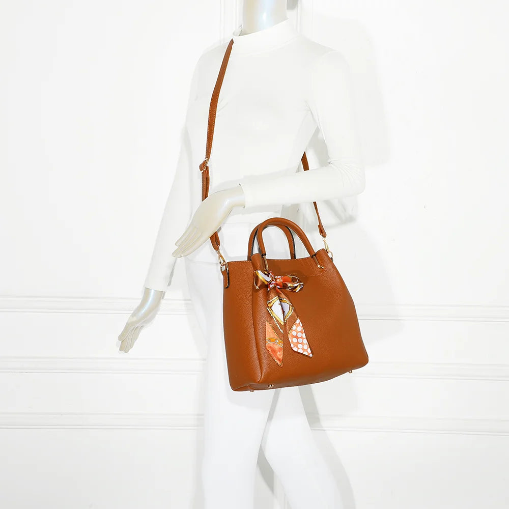 Sac à main femme Nina camel porté, avec son foulard noué et sa bandoulière amovible – réf. DQ-8704