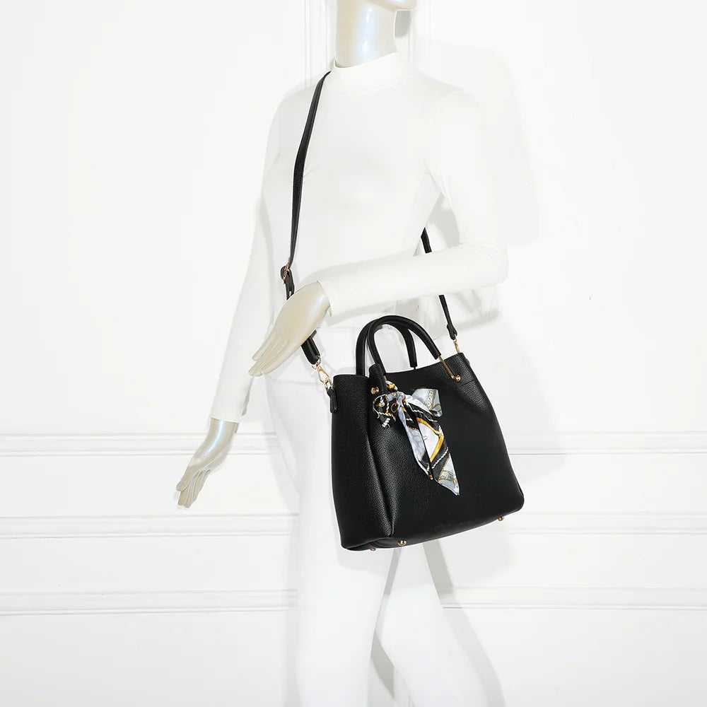 Sac à main femme Nina noir porté, avec son foulard noué et sa bandoulière amovible – réf. DQ-8704