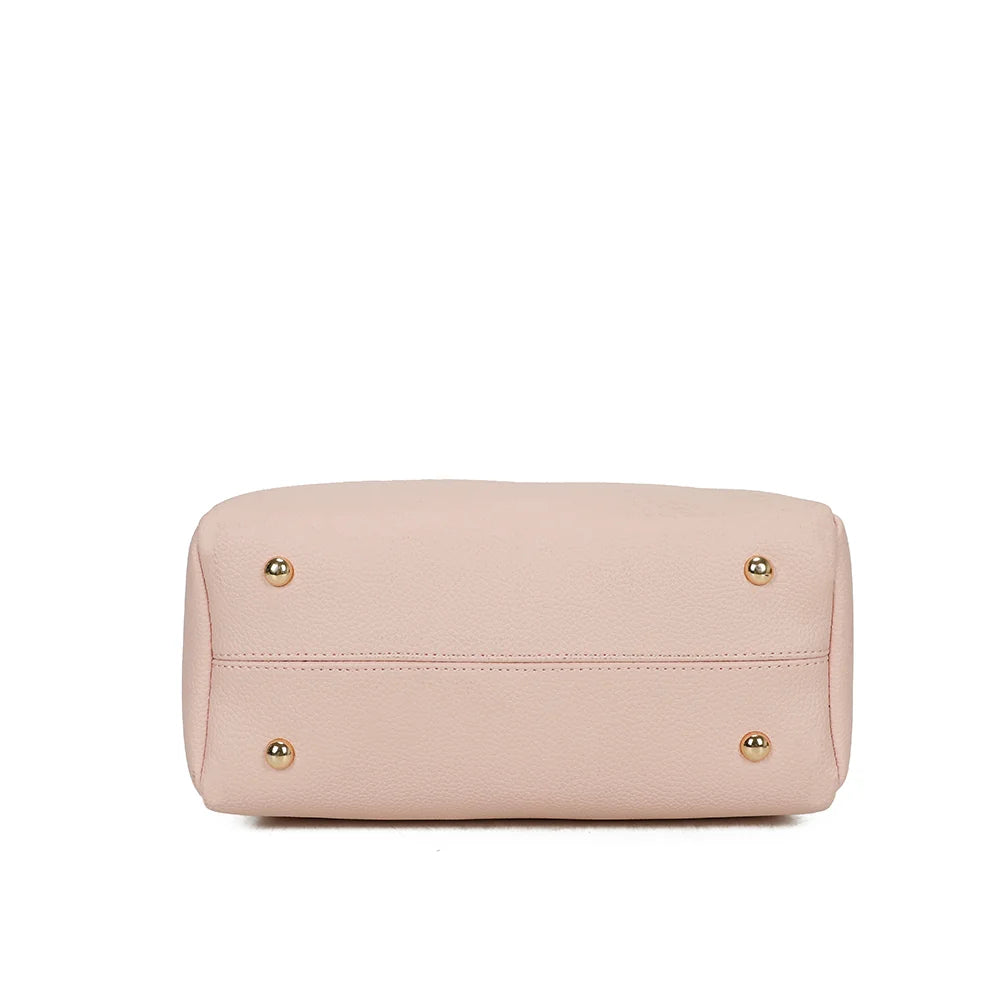 Dessous du sac Nina rose : fond protégé par des pieds en métal doré contre les surfaces – réf. DQ-8704