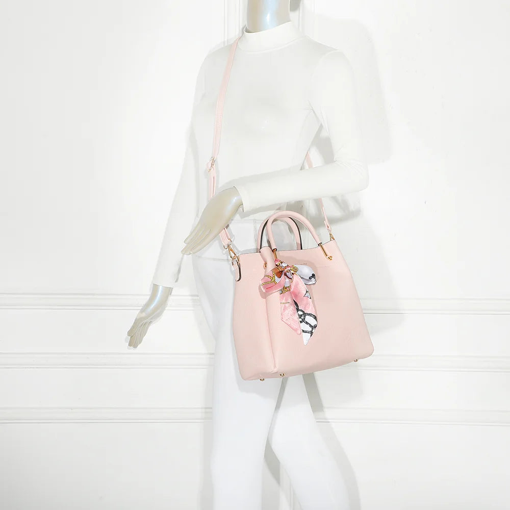 Sac à main femme Nina rose porté, avec son foulard noué et sa bandoulière amovible – réf. DQ-8704
