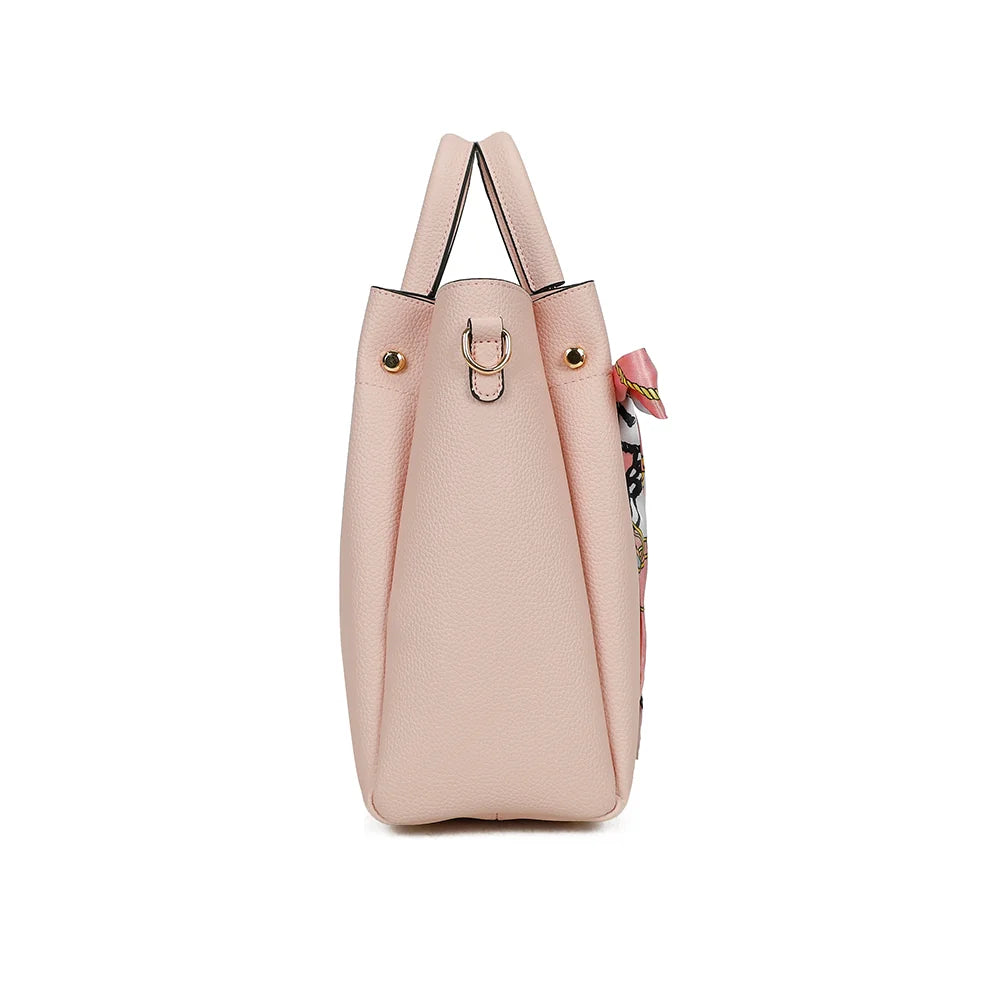 Profil du Nina rose : 12 cm de profondeur et anneau doré pour fixer la bandoulière amovible – réf. DQ-8704