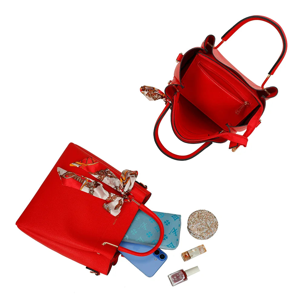 Intérieur du Nina rouge : plusieurs compartiments et poche zippée pour téléphone et portefeuille – réf. DQ-8704
