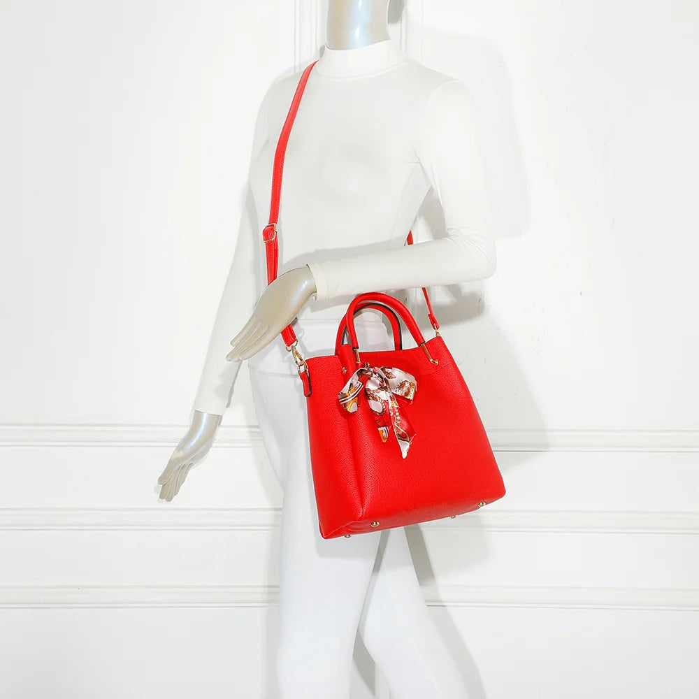Sac à main femme Nina rouge porté, avec son foulard noué et sa bandoulière amovible – réf. DQ-8704