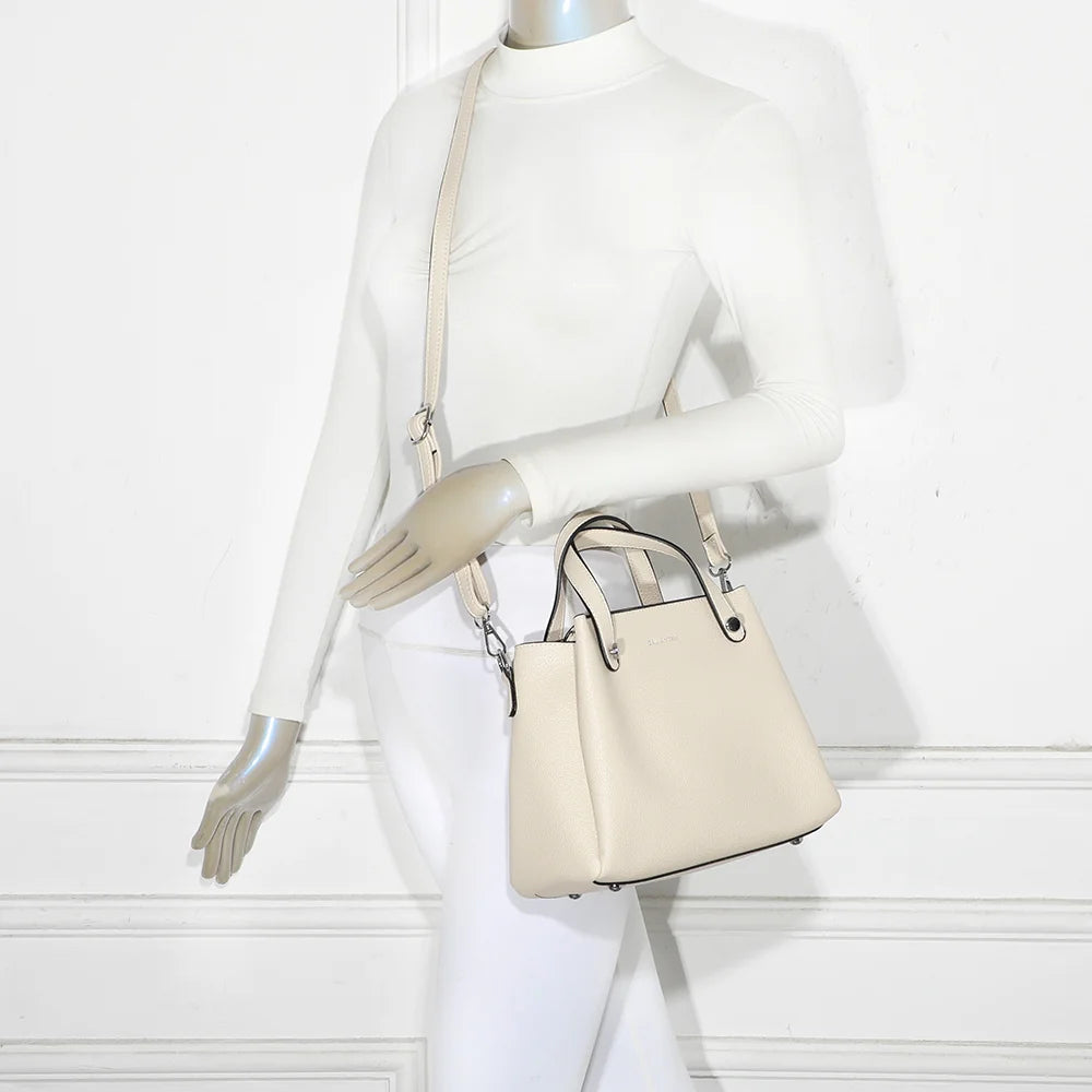 Sac Noa beige clair porté par une femme, à la main ou avec sa bandoulière amovible – réf. DQ-8700