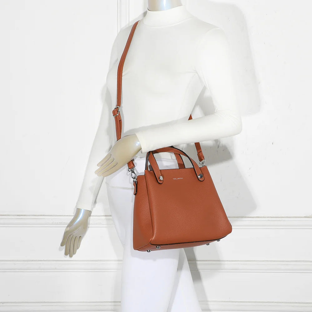 Sac Noa camel porté par une femme, à la main ou avec sa bandoulière amovible – réf. DQ-8700