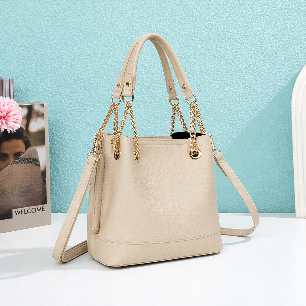 Sac à main Noble Line beige à chaînes dorées dans un décor d’ambiance – visuel d’ambiance créé avec l’IA – Gallantry Paris
