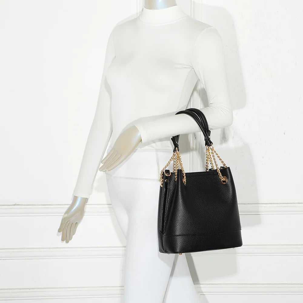 Sac à main femme Noble Line noir porté, doubles anses et chaînes dorées pour une allure chic – réf. DQ-8692-1