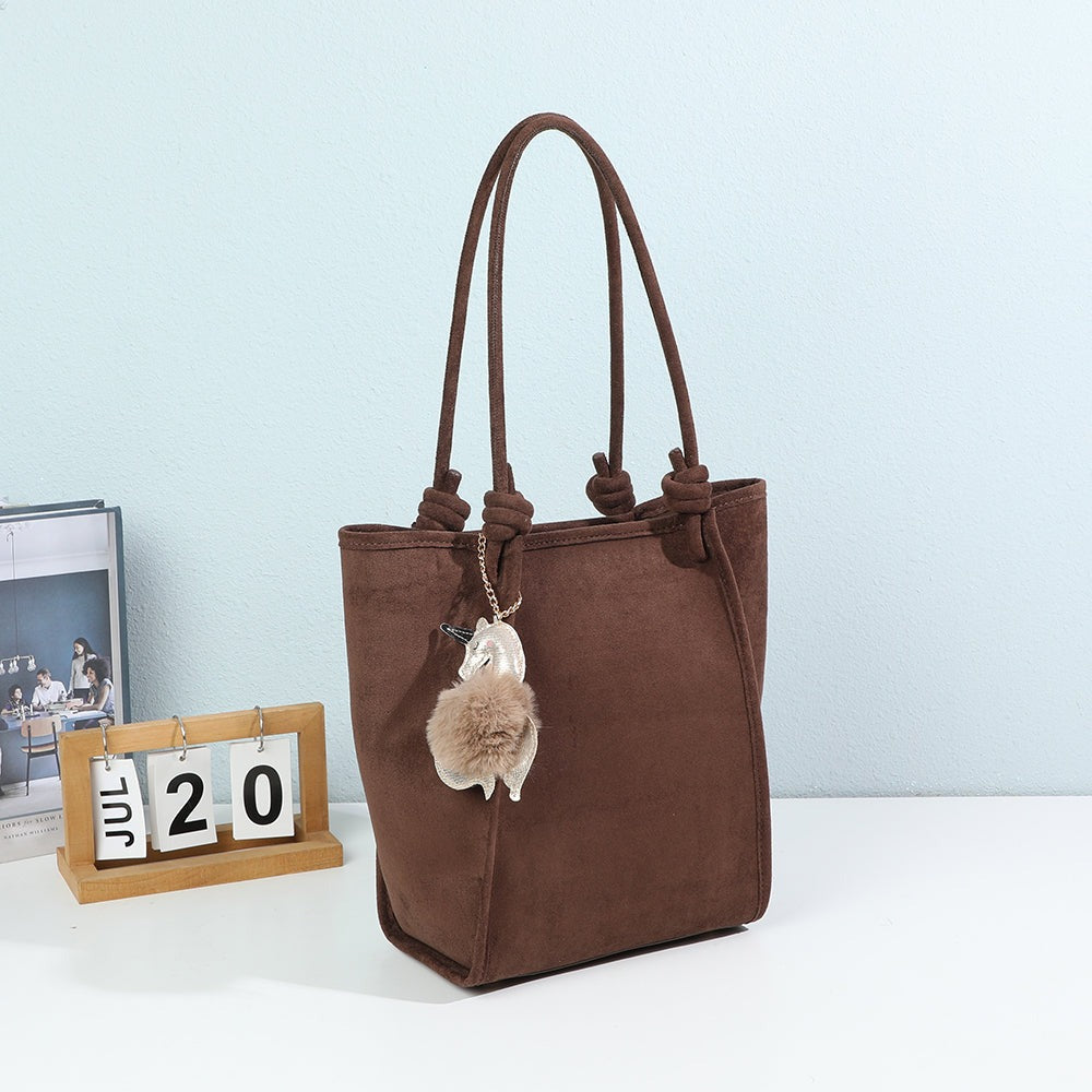 Sac cabas Noéva coloris coffee mis en scène dans un décor intérieur – visuel d’ambiance créé avec l’IA – Gallantry Paris