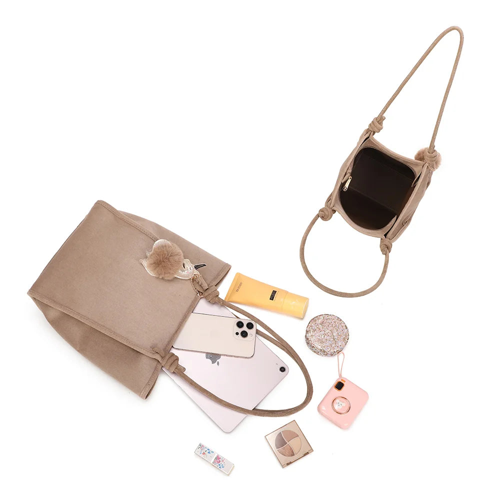 Intérieur du Noéva taupe : un grand compartiment unique pour téléphone, tablette, trousse et essentiels – réf. M-9455