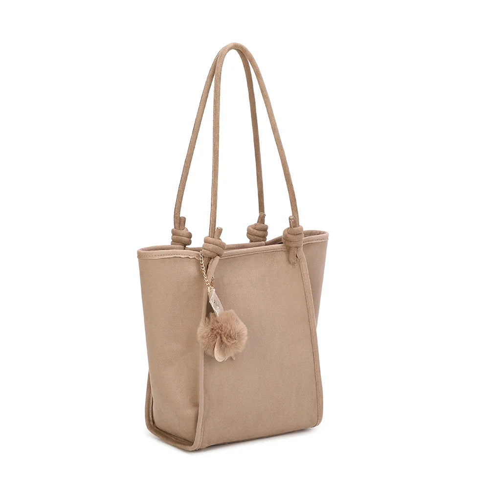 Noéva taupe de trois-quarts : silhouette verticale, soufflets latéraux et bijou de sac pompon sur chaînette dorée – réf. M-9455