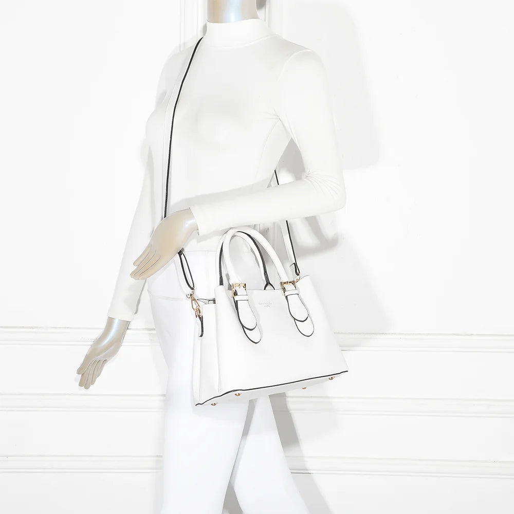 Sac Nola blanc porté par une femme, à la main ou à l’épaule avec sa bandoulière amovible – réf. R-1948