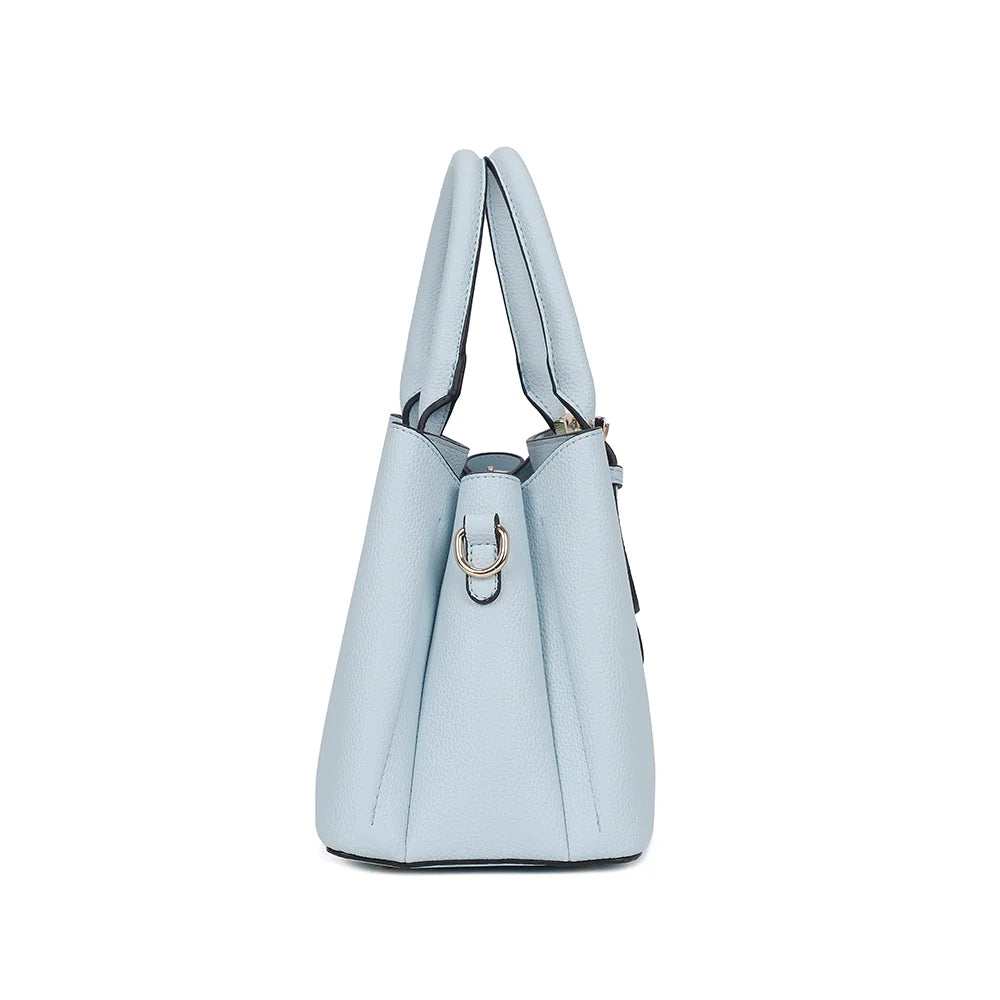 Profil du Nola bleu pastel : 14 cm de profondeur et anneau doré pour fixer la bandoulière amovible – réf. R-1948