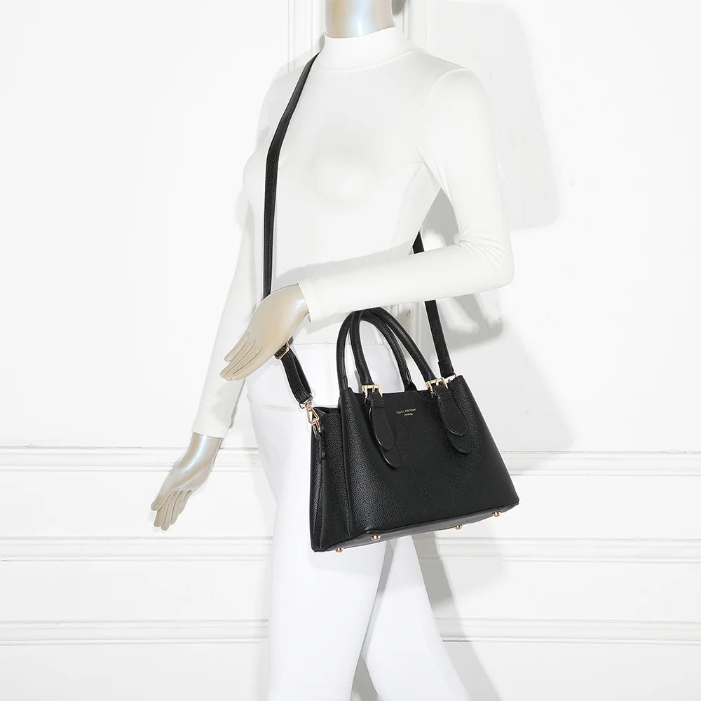 Sac Nola noir porté par une femme, à la main ou à l’épaule avec sa bandoulière amovible – réf. R-1948