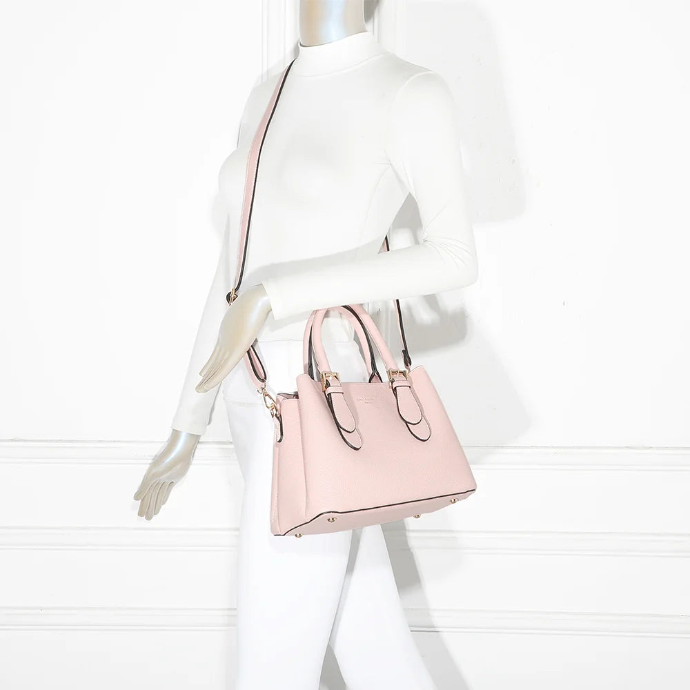 Sac Nola rose porté par une femme, à la main ou à l’épaule avec sa bandoulière amovible – réf. R-1948