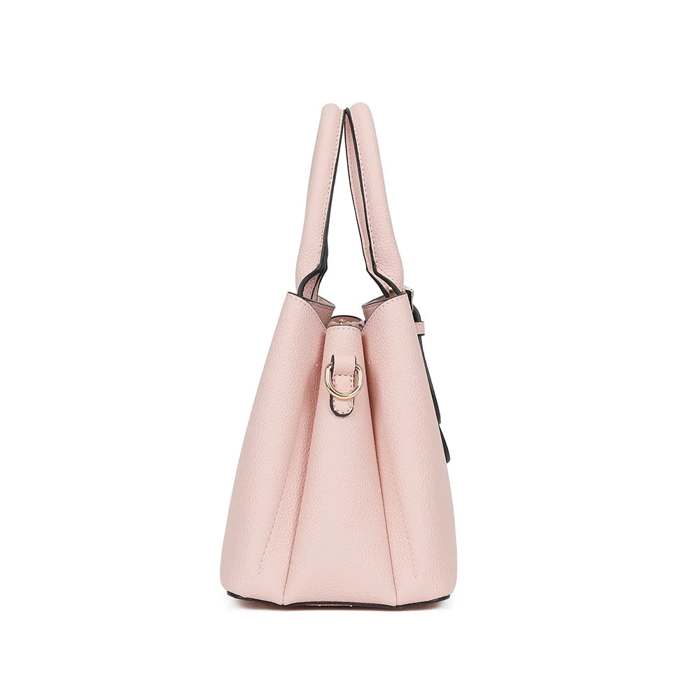 Profil du Nola rose : 14 cm de profondeur et anneau doré pour fixer la bandoulière amovible – réf. R-1948