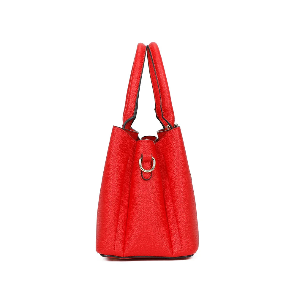 Profil du Nola rouge : 14 cm de profondeur et anneau doré pour fixer la bandoulière amovible – réf. R-1948